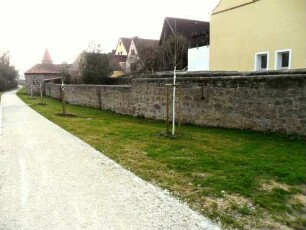 Stadtbefestigung-Stadtmauer im Süden nach Westen zum Hungerturm mit Grabenvorfeld