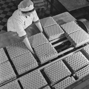 Arbeiterin in der Produktion von Bahlsen