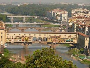 Brücken über den Arno: vorne die Ponte Vecchio von 1080