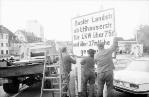 Freiburg: Hof des Tiefbauamts, Straßenschilderwald, Anbringung der Schilder zur Umleitung Basler Landstraße