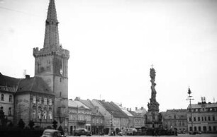 Dreifaltigkeitssäule : Die Dreifaltigkeitssäule auf dem Marktplatz von Kadan, dahinter der Rathausturm.