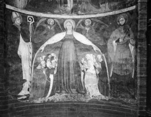 Dekoration der unteren Wandzone mit mariologischen und christologischen Themen — 2. Wandnische: Die heiligen Kirchenväter Ambrosius von Mailand und Hieronymus; die Kreuzigung Christi und die Schutzmantelmadonna — Schutzmantelmadonna mit zwei Heiligen