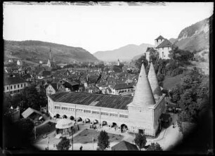 Österreich, Feldkirch. Stadtansicht mit Stadthalle und Schattenburg (rechts)