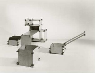 Regal mit Schreibplatte, Hocker und Schubkarre : Leipziger Herbstmesse, 1973. Spielmöbelprogramm. Hartfaserplatte, Kunststoff (1973; Hochschule für Kunst und Design Halle (Burg Giebichenstein)). Ansicht mit Regal mit Schreibplatte, Hocker und Schubkarre