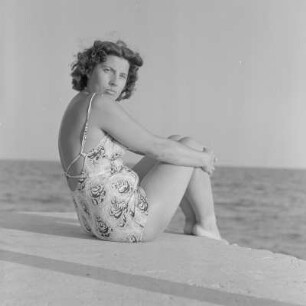 Bulgarin mit dem Fotografen Erich Rinka am Schwarzen Meer, an der Bucht von Burgas