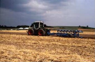 Fotografie: Wendende Bodenbearbeitung, Systemtraktor, Volldrehpflug, Streifenkörper
