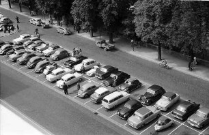 Freiburg: Blick von der Terrasse des Colombi Hotels auf den Parkplatz