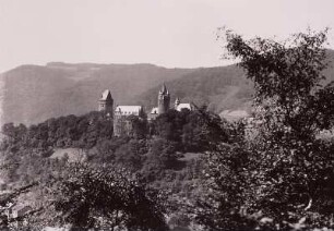 Altena, Burgberg : Altena. Burgberg mit Burg. Ansicht von Osten