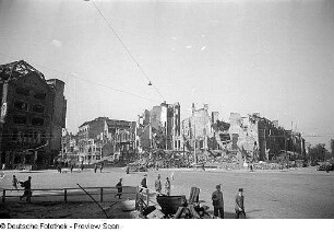 Aufnahmen vom zerstörten Berliner Dom, dem Potsdamer Platz und der Potsdamer Brücke in Berlin : Ansicht des zerstörten Potsdamer Platzes