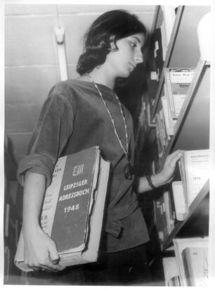 Deutsche Nationalbibliothek (DNB) Frankfurt/Main. Bibliothekarin beim Einordnen des "Leipziger Adressbuches 1948" in das Bücherregal