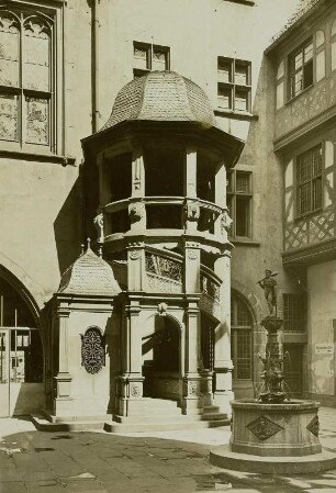 Frankfurt/Main, Römer : Frankfurt/Main. Römer. Wendelstein im Hofe des Hauses Limpurg und Herkulesbrunnen