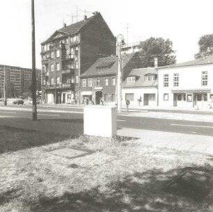 Cottbus, Straße der Jugend 138/139. Wohn-und Geschäftshäuser "Süd-Lichtspiele". Straßenansicht