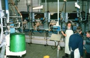 Fotografie: Informationstechnik, Melkstand, Milchmengenmessgerät, Fischgrätenmelkstand