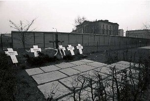 Berlin: Ost; Gräber an der Mauer hinter Reichstag