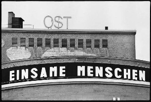 Volksbühne mit Schriftzug "Ost" und Werbung für die Inszenierung "Einsame Menschen"