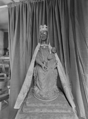 Sitzende Muttergottes & Sogenannte Schwarze Madonna