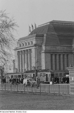 Straßenbahnen und Passanten vor dem Hauptbahnhof