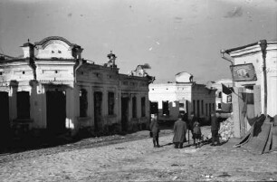 Chisinau: Ausgebrannte Straße, rechts aufgestapelte Kohlköpfe