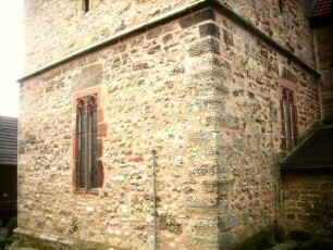 Evangelische Kirche - Kirchturm von Nordosten (Erdgeschoß-mit Turmchor) sowie Werksteinen im Mauersteinverband