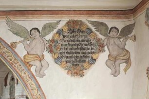 Kartusche mit Inschrift von Engeln flankiert