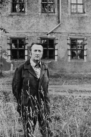 Der Schriftsteller Hanns Cibulka vor Schloß Friedenstein in Gotha