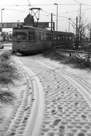 Kälteeinbruch mit Vereisung der Straßenbahn-Oberleitungen