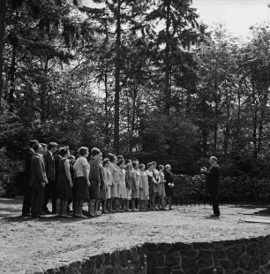 Tag des Liedes: Bürgerpark: Naturbühne: Gesangsvortrag der Oldesloer Singakademie unter Leitung von Lebrecht Klohs, Lübeck: 26. Mai 1968