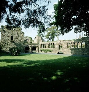 Gelnhausen. Ehemalige Kaiserpfalz. Palas, Torhalle und Bergfried von Südosten