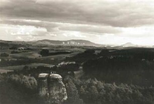 Sächsische Schweiz. Nonne gegen Winterberg und Rosenberg (Růžovský vrch). Blick vom Rauenstein nach Osten
