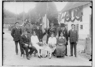 Gruppenaufnahme vor einem festlich geschmückten Bauernhaus mit Vertretern des Militärvereins Inzigkofen und einem Reichswehrsoldaten anlässlich des 50. Stiftungsfestes des Militärvereins am 17. Juli 1927
