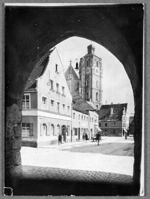 Am Stadttor in Ingolstadt : Ingolstadt. Kreuzstraße. Blick nach Westen zur Frauenkirche (südlicher West-Turm)