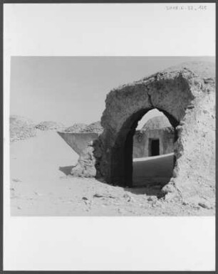 Gebäude der Souf-Region : Ein zum Teil verschüttetes Gebäude in einem Dorf der Souf-Region in der Nähe der algerischen Stadt El Oued. Die Gebäude weisen die für die Souf-Region charakteristischen Kuppeldächer auf
