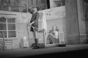 Szenenbilder aus dem Stück "Pünktchen und Anton" von Erich Kästner, aufgeführt bei einem Gastspiel in der Jugendbühne in der Scala in Berlin