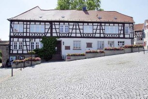 Ehem. Amtshaus (Hofanlage); Oberursel, Marktplatz 1, Schulstraße 30