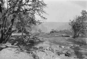 Landschaft : Blick auf eine Brücke über die Victoriafälle, welche Simbabwe und Sambia verbindet
