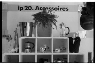 Inneneinrichtungen ip20: Hagener Allee: Verkaufsraum: Regal mit Accessoires