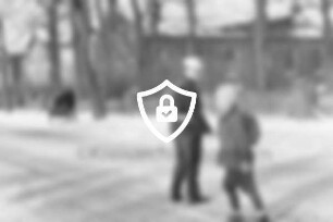 Salinenstrasse: Schülerlotsen im Winter, davor Kind