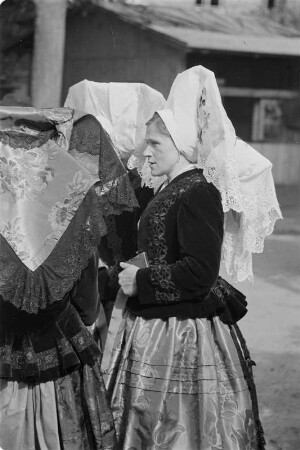 Frauen in Kirchgangstracht aus dem Spreewald. : Žony w kemšacej drasće z Błótow.