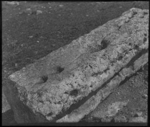 Schwelle mit Napflöchern ch. Marmita