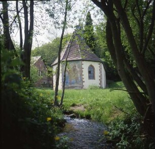 Amorbach. Kapelle Amorsbrunn (12. Jh.). Blick über einen Bach