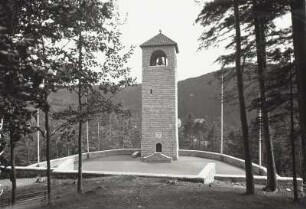 Triberg im Schwarzwald. Denkmalsanlage mit Glockenturm für die Opfer des 1. Weltkrieges aus Triberg mit Inschrift für Paul von Hindenburg