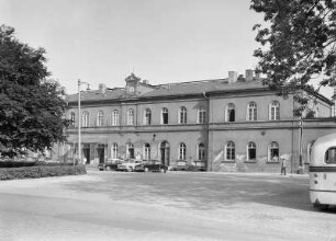 Bahnhof Löbau : Löbau. Empfangsgebäude (1846) des Bahnhofs, Stadtseite mit Vorplatz