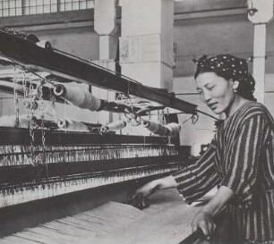 Weberin in Textilfabrik, Ulan Bator, Mongolei, vor 1952