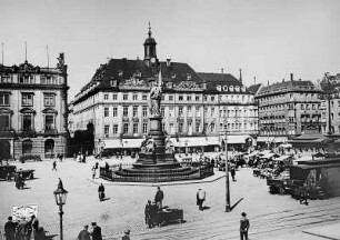 Altmarkt : Unbekannter Fotograf: Altmarkt mit Rathaus, Löwenapotheke, Germania-Denkmal, Aufnahme 1925