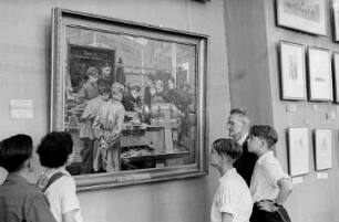 Ausstellung der Sowjetunion im Gebäude des Finanzministeriums der DDR am Werderschen Markt anlässlich der III. Weltfestspiele in Berlin : Ausstellungsbesucher vor einem Gemälde