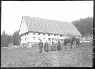 Familie vor ihrem Haus