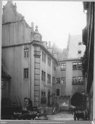 Nürnberger Hof nach Süden: Nürnberger Hof 4 (Gasthaus, links) und Südtor
