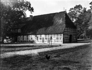 Gutshof : Großer Gutshof mit Fachwerkarchitektur im Niedersächsischen Stil