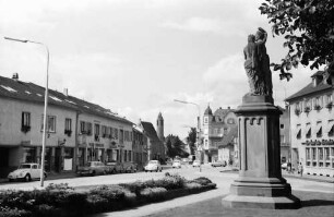Achern: Platz mit Denkmal, Hintergrund St. Nikolaus Kapelle