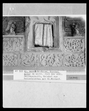 Altar mit Retabel aus Reliefplatten